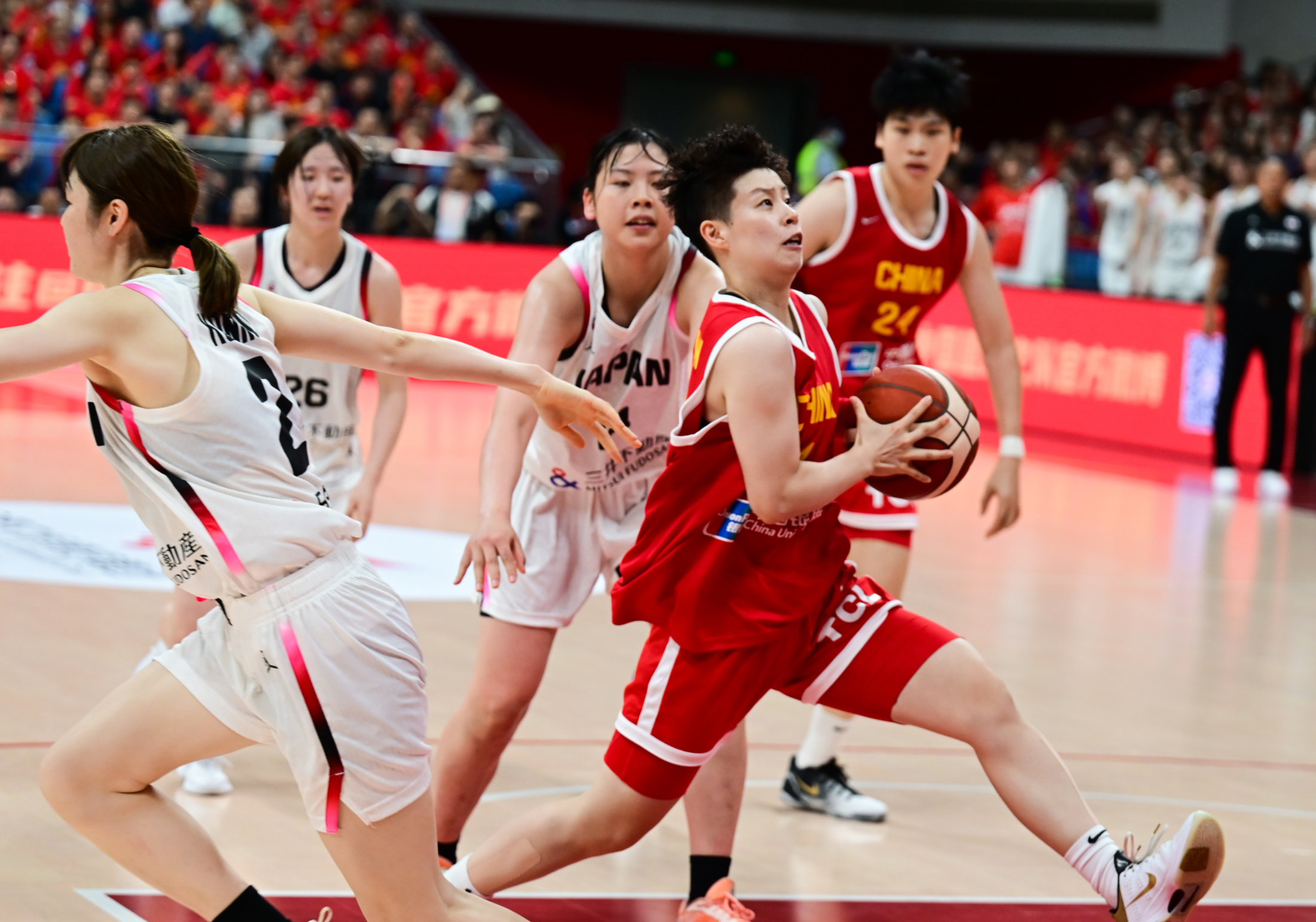 雷速体育下载-中国篮球职业联赛的比拼再次激起球迷的热情