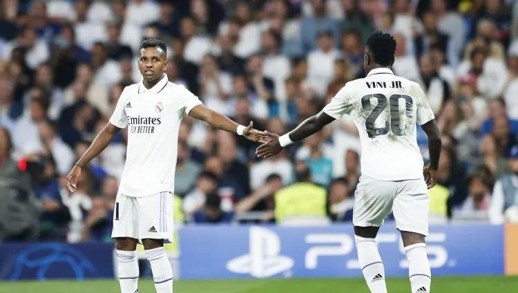 雷诺车队轻取索伯车队,汉密尔顿带队取胜 雷诺车队轻取索伯车队,汉密尔顿带队取胜